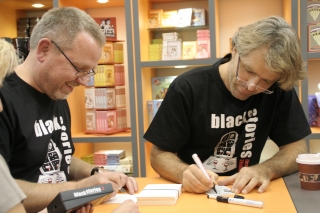 Autogrammstunde der Black Stories Machern Holger Bösch und Bernhard Skopnik