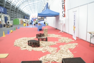 Aussenbereich in der Gallerie mit Outdoorspielmöglichkeiten